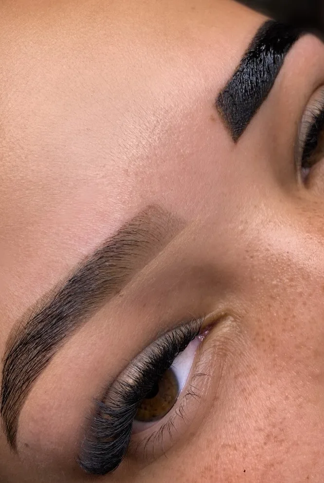 Close de uma sobrancelha desenhada