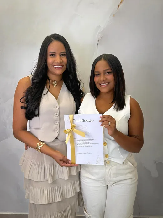 Valdicleide recebendo um certificado de curso